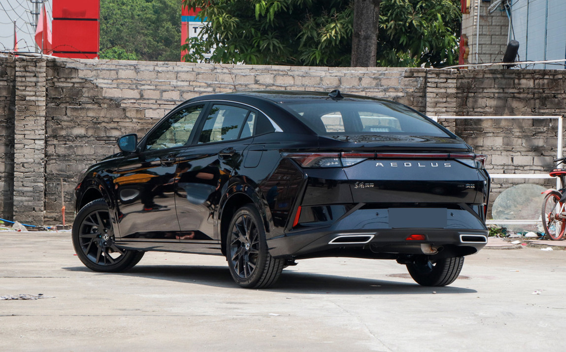 新车：又一国产“黑武士”诞生！溜背车身，回头率不输思域，仅6.99W起