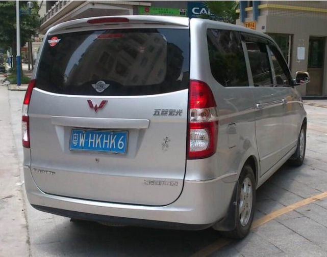 「五菱宏光」男子20万爆改五菱宏光，打开车门路人懵逼，网友：这钱花的值