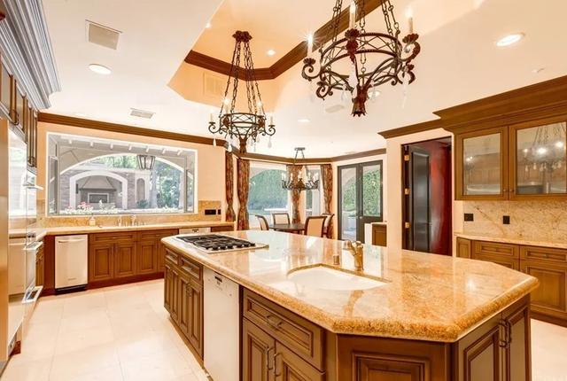 |参观董卿在美国的豪宅,全屋总共十个卫生间,连院子也有露天厨房