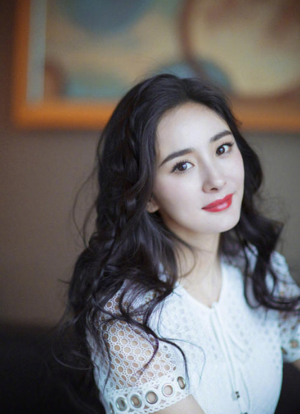 杨幂|杨幂活动偶遇刘恺威，谁注意刘恺威下意识的举动？实在太真实了