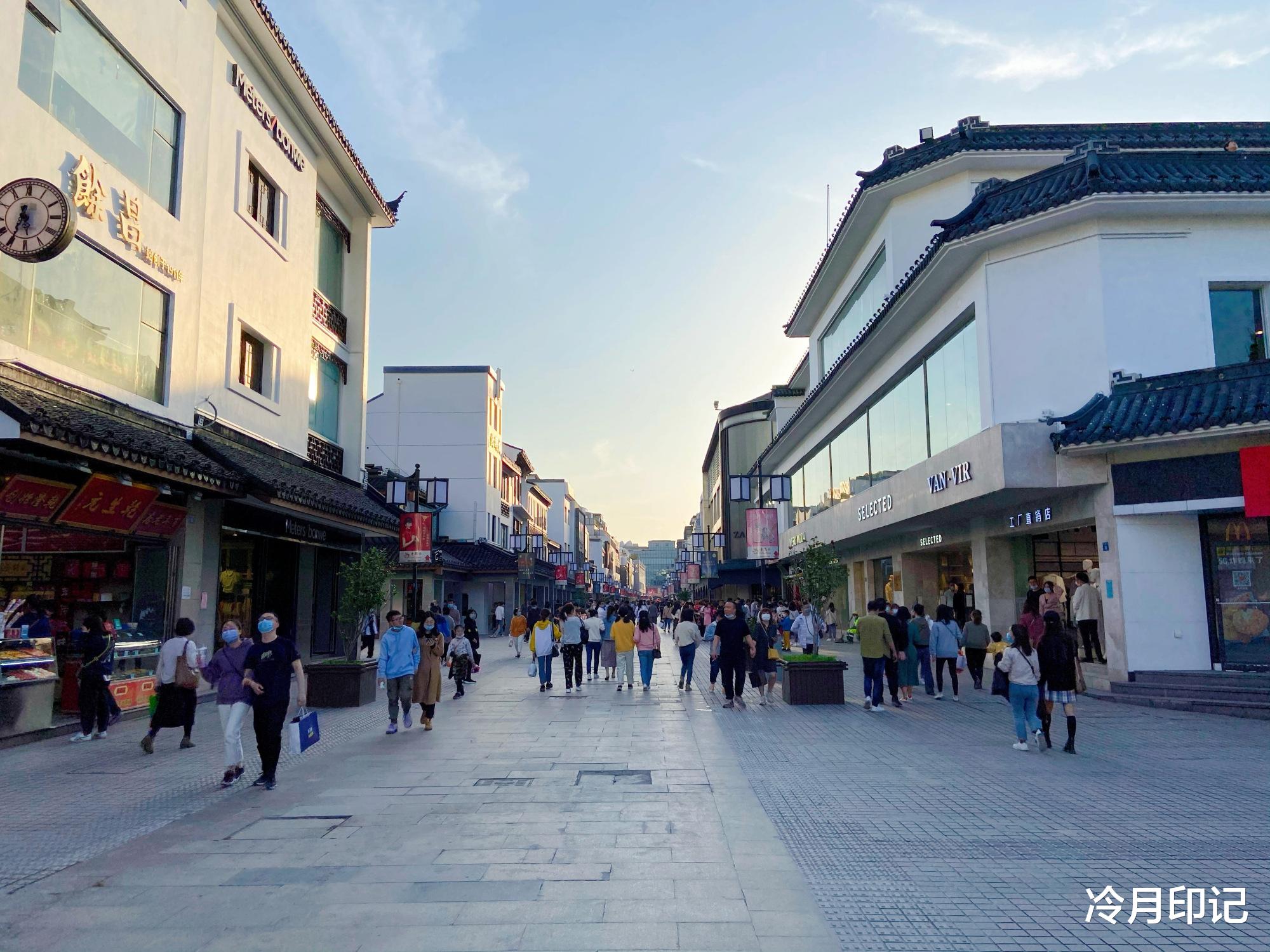 「苏州」苏州最繁华的商业步行街，因一座道观得名，人气很旺的老字号街区