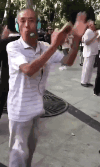 颈椎病|吓坏旁边大爷!68岁硬核大妈上吊式锻炼:治好颈椎病,还吊着睡觉