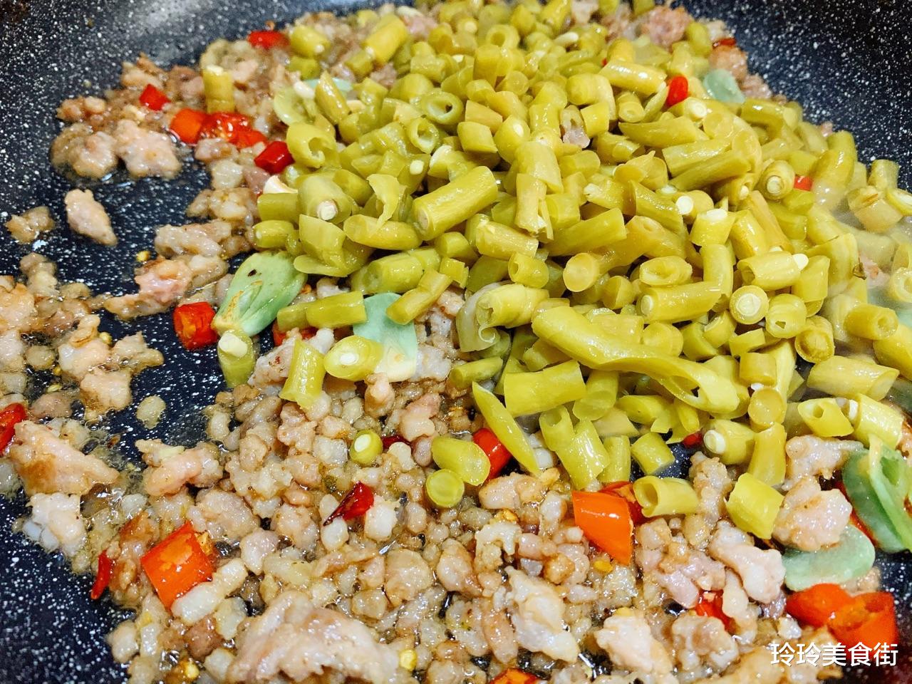 「食材」奶奶几十年的酸豆角配方，用对了水，酸脆爽口，保存两年都不会坏