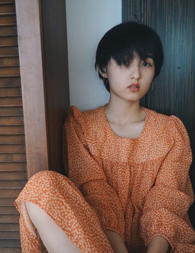 短发|求张子枫别再留短发了！看她换上碎花裙后，确定不是海清2.0？