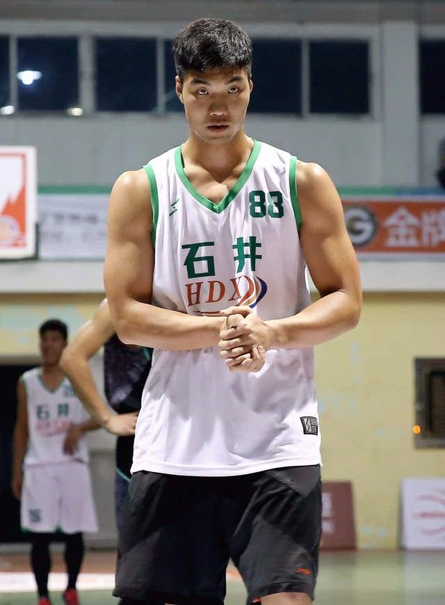 【万圣伟】年薪仅18万,万圣伟为何不像钟显超一样到野球场赚大钱?