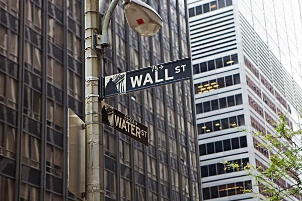 【沙特阿拉伯】五一期间，特朗普扬言要对我国加征关税，美股应声大跌！