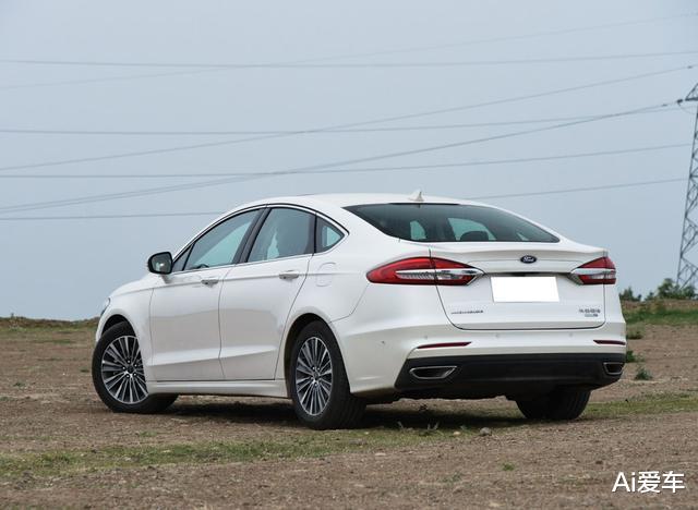 奔驰S级|被冷落的B级好车！轴距2850，丐版膝部气囊，一身精品高速稳如牛