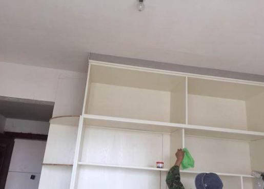 木工▲去邻居家参观装修，发现他和木工师傅在大吵，原因为啥？