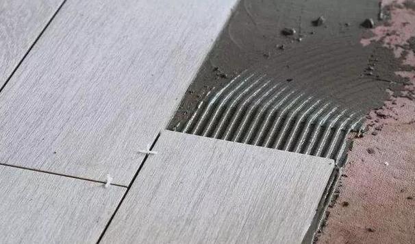 『』家里地面瓷砖翘起，什么原因？是水泥砂浆没结合好吗？怎么处理？