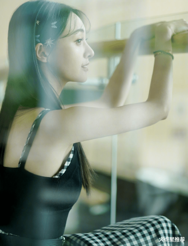 [刘海]还不懂为何郑爽一直留刘海？看她掀起刘海后，美到人不敢认