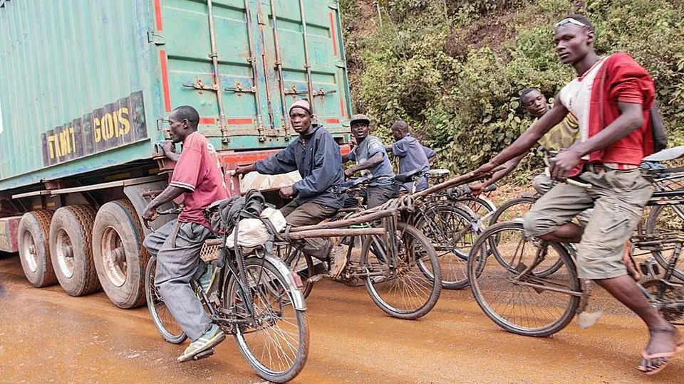 非洲小國的“自殺香蕉人”：每輛卡車後面都掛著一串自行車-圖4
