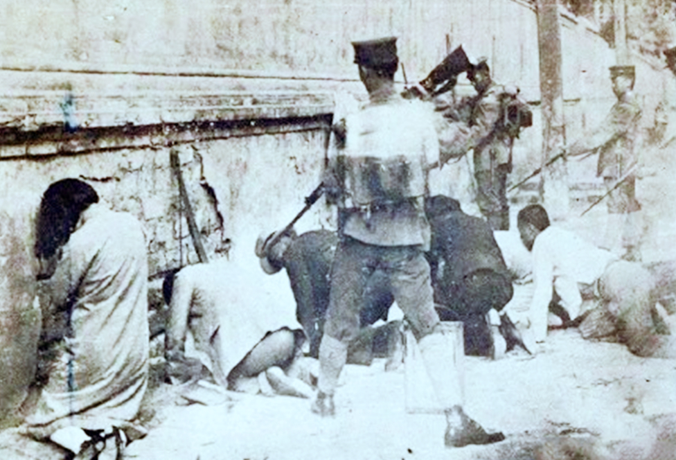 机枪|镜头下真实的日本鬼子：图5跪地待戮的花季少女，比电视剧上的残忍多了