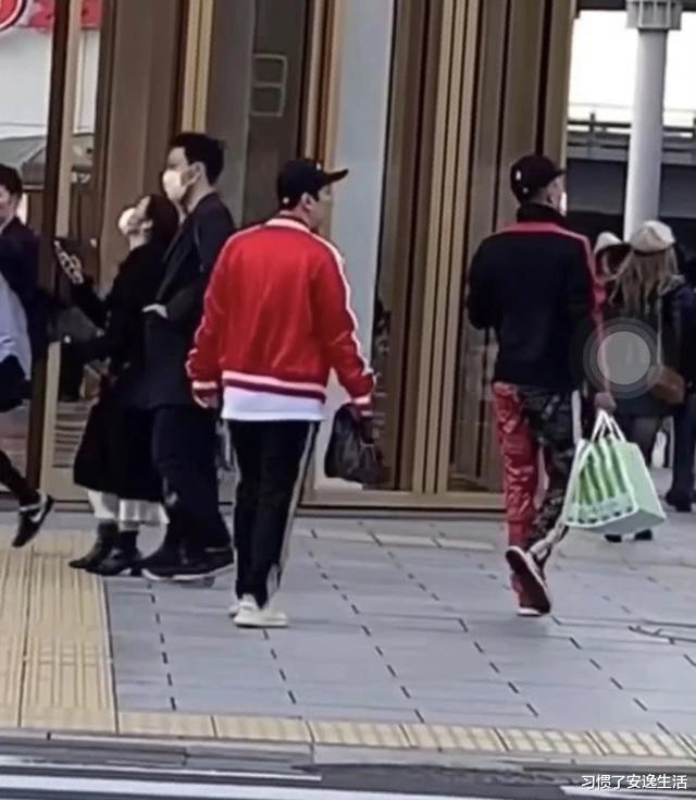 【黄晓明】王思聪现身日本闹市，不戴口罩被网友抓包，对视几秒后匆匆走开