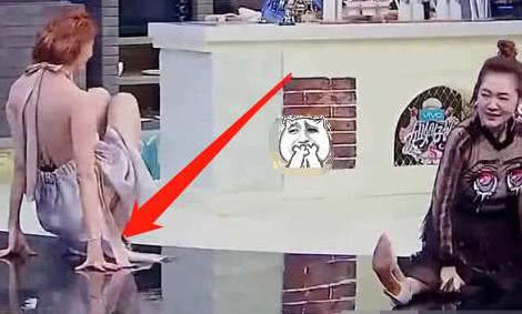 林志玲@林志玲节目大秀一字马,当看到地板的反光后,网友:清洁阿姨辛苦了