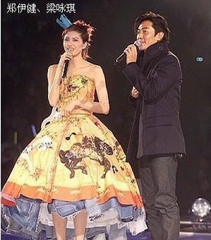 梁咏琪|1999年，郑伊健梁咏琪公布恋情，杨受成很生气，随后蛋糕事件发生