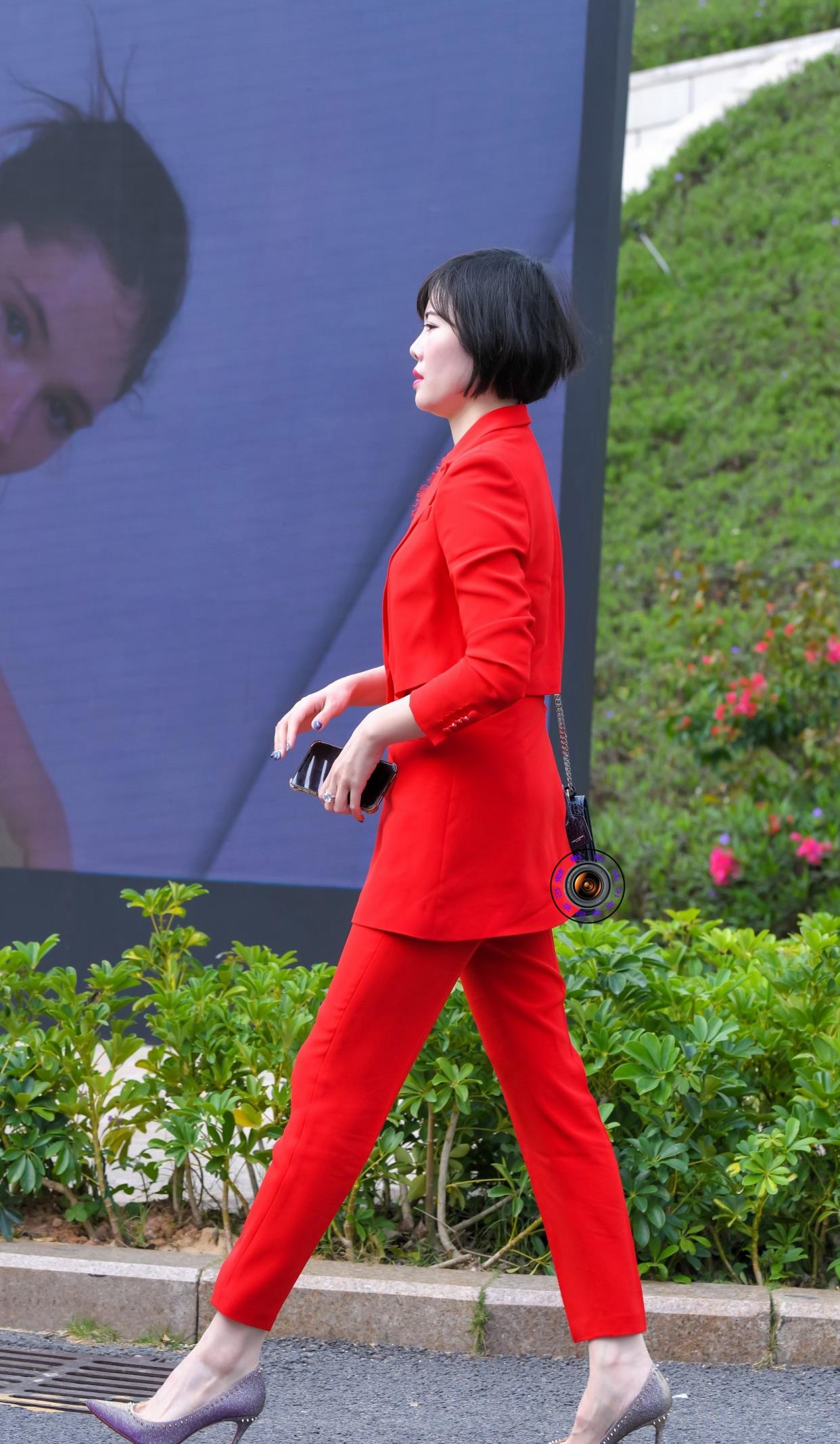 西装|精致的短发美女，红色西服套装搭配紫色尖头细跟鞋，展现高贵气质