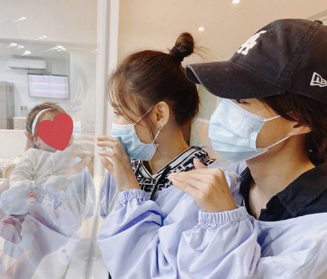 安以轩|安以轩产后晒甜美自拍，比心眨眼卖萌，坐月子仍不忘化淡妆太精致