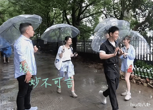 赵丽颖|赵丽颖给村民打招呼没人理，谁注意她脸上的表情，怕是忘了有镜头