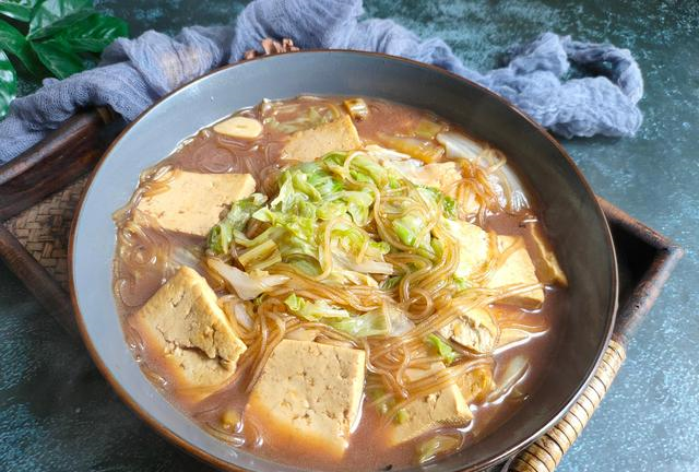 豆腐|天气冷，就馋这锅“热乎菜”，三种食材一锅炖，不放肉也倍儿香