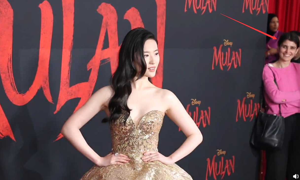 礼服：刘亦菲披着卷发，撩起一缕头发到肩后，这才是对礼服款式最大尊重