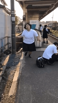 魔兽世界|“野外钓鱼时忽然飞手上的，通体绿油油的这是什么？”哈哈