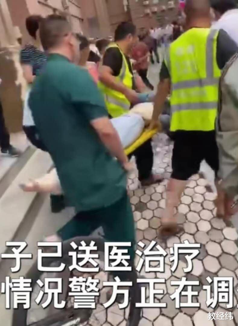 |山东女子打开窗户去阳台，竟从楼上\漏下来\摔伤？外墙吊顶是石膏糊的？