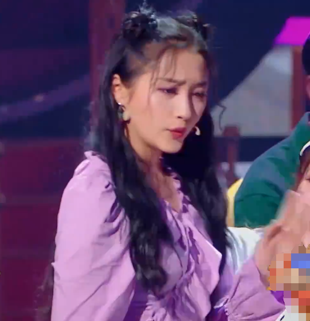 「关晓彤」穿着短裙录节目，又不能跷二郎腿咋办？看到关晓彤坐姿，厉害了！