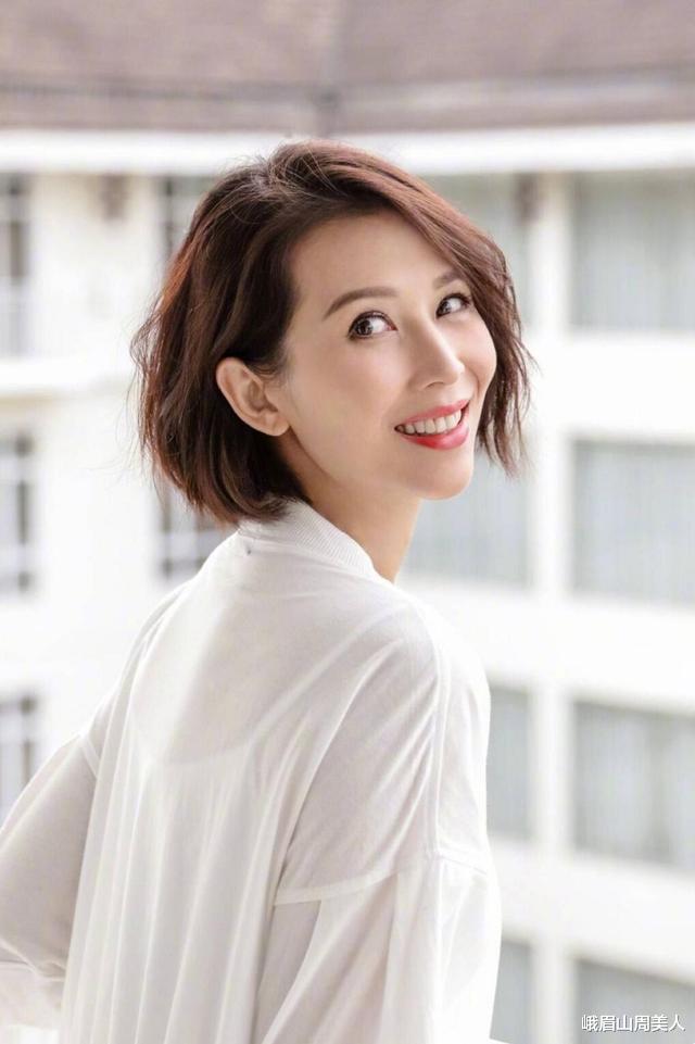 发型|50岁女人别再留齐刘海了,今年流行5种“发型”,显脸小不挑人