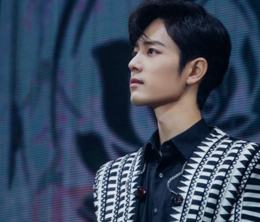 肖战：《创造营2020》肖战怒刷存在感，《无羁》引发全场大合唱