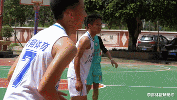 【陈红】圈粉库里阿联，13岁独臂篮球少年火遍全世界！火箭硬汉送鞋