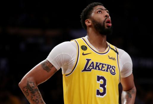 湖人队|看不起人？比赛还剩2分钟，湖人领先红队，谁注意霍华德举动