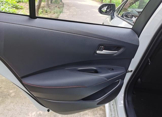 丰田雷凌|人生第一辆车，在轩逸和雷凌之间选择，最后提了雷凌运动版