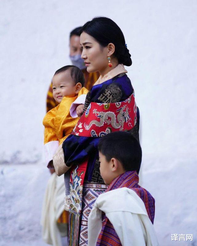 不丹王室曬國王全傢福，30歲王後盤發氣質如蘭笑出月牙眼，龍太子受冷落-圖3