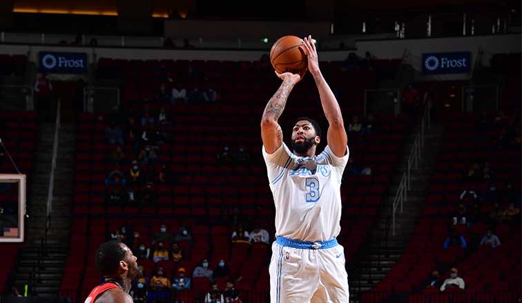 籃網(wǎng)隊(duì)|湖人一夜3消息！濃眉出戰(zhàn)成疑，老詹將“跳槽”？美媒建議交易