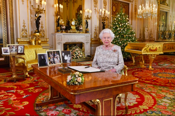 少年夫妻老來伴！英女王發表聖誕演講，罕見獨秀菲利普親王照片-圖9