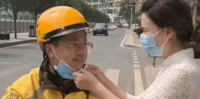 『外卖小哥』教师业余时间送外卖，牵动了谁的神经？