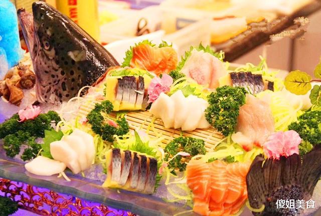 『自助餐』自助餐里的3种“隐形贵菜”，一般人很少拿，老板在一边偷笑