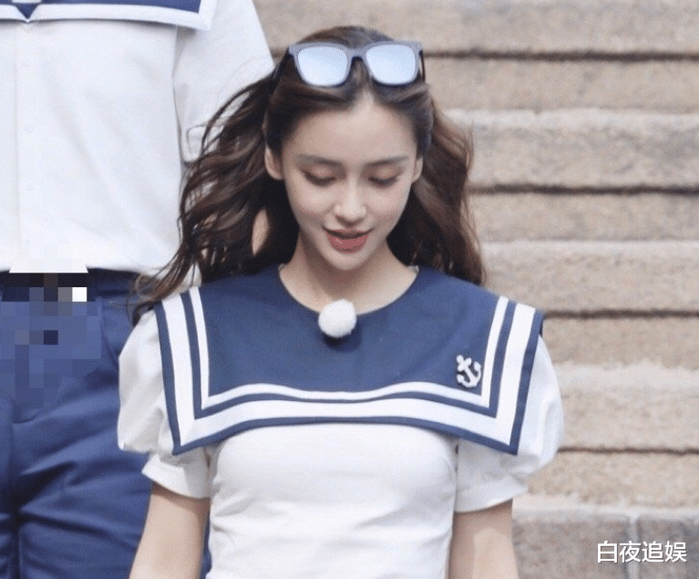 Angelababy|31岁杨颖《跑男》穿水手服，跟25岁吴宣仪同框，确定有差6岁？