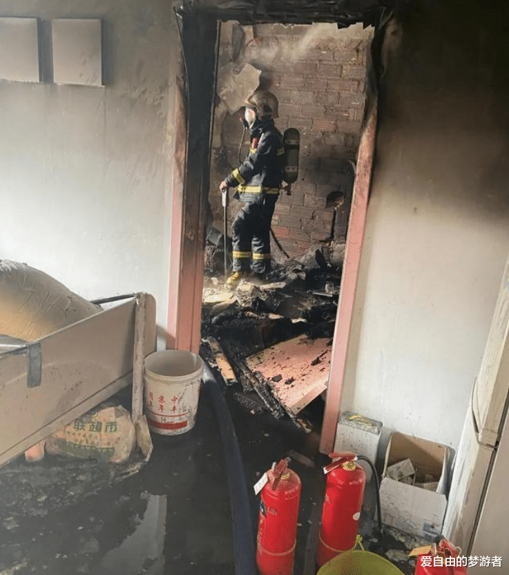 爱自由的梦游者 合肥一高中生“小太阳”烘烤衣服引发火灾，房间一片狼藉