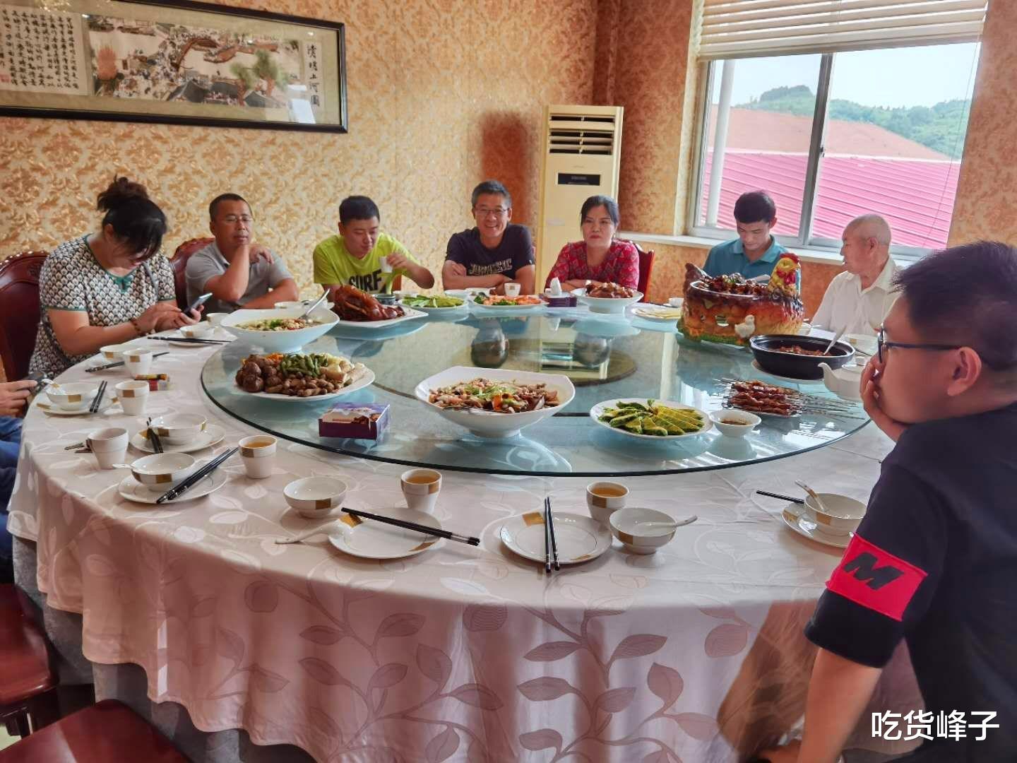 大学|儿子考上211大学，升学宴一桌12人花了666，晒朋友圈，网友：寒碜