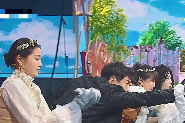 贾玲▲华晨宇和贾玲没抢到伞,绅士花急中生智,下一幕却让人哭笑不得