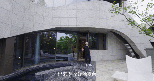 |在成都花1.5亿买豪宅啥感受？一小张地毯就要10w！网友：看看得了