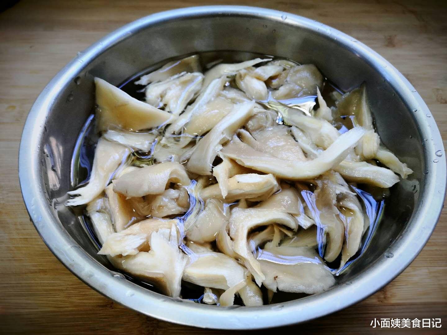 蘑菇|秋季,孩子宁可不吃肉,也想吃这菜,比吃肉过瘾,三两下吃光一盘