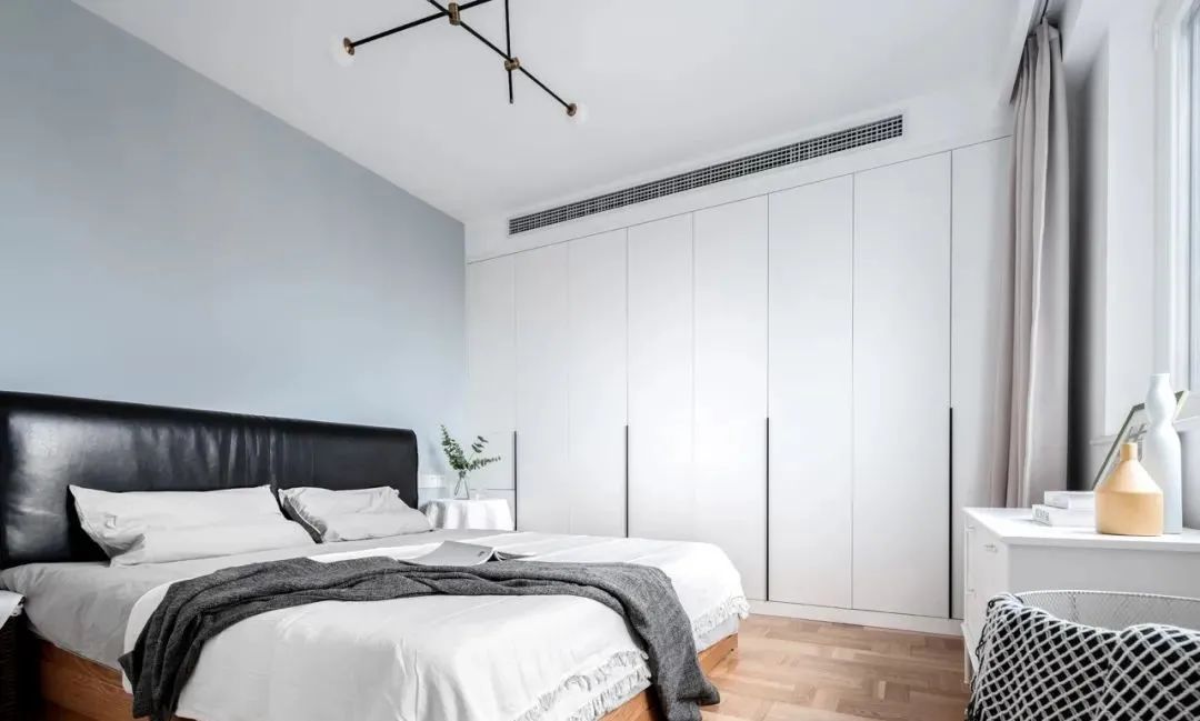 |从朋友家回来才发现，原来衣柜做到顶的好处这么多，后悔没早知道