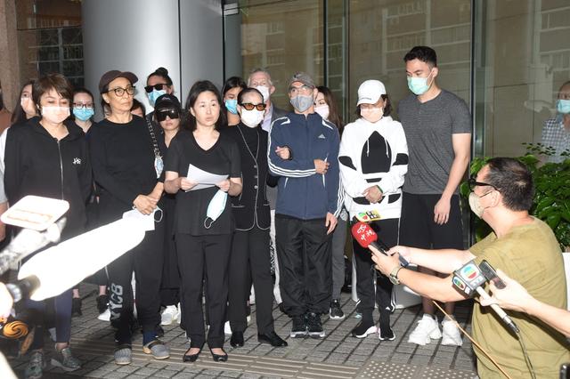 何鸿燊▲赌王何鸿燊遗物被何猷启开车搬走，58岁长女何超雄牵“女友”闪离医院