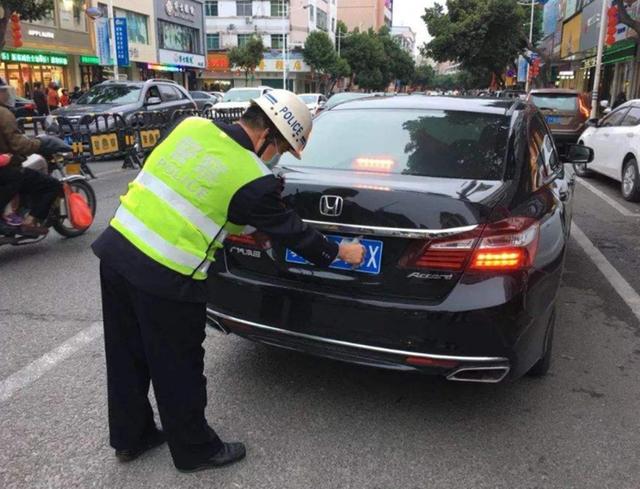 奥迪|奥迪遮挡车牌被拦,眼看就要扣12分,车主调出录像,交警:抱歉