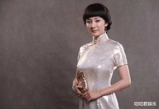 王鸥@37岁王鸥和33岁杨幂穿旗袍，一个像贵妇，另一个却像小丫鬟！