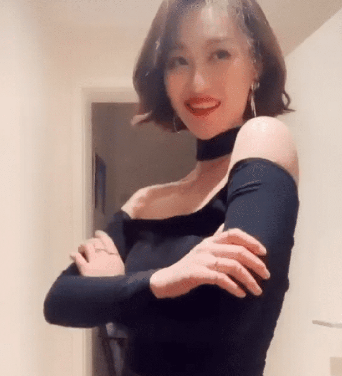 蓝盈莹■蓝盈莹运动私照流出，谁知道她背心怎么穿上去？网友：一脸懵逼！