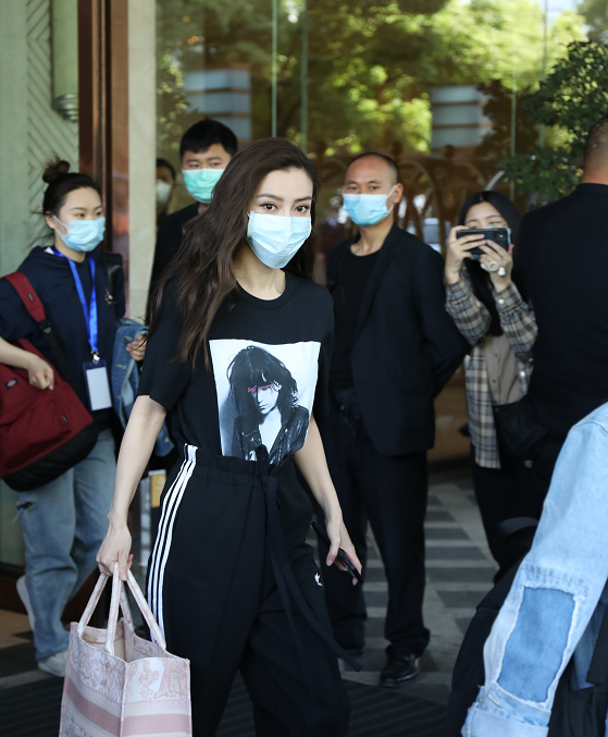 [秦岚]baby录制跑男后瘦了一圈，被路人拍下生图，原来秦岚没有说谎