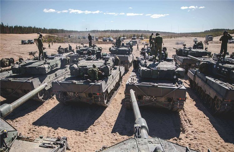 『直升机』海峡上演一场激烈对峙，英舰警告东方大国：再拦截将果断开火击沉